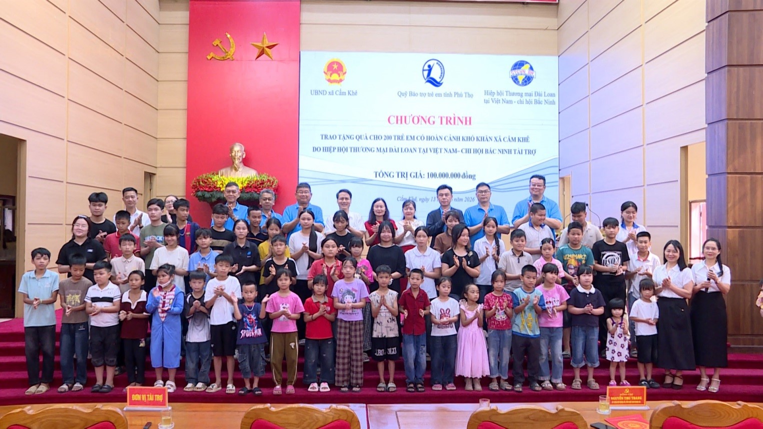 Trao quà cho 200 trẻ em có hoàn cảnh khó khăn tại xã Cẩm Khê