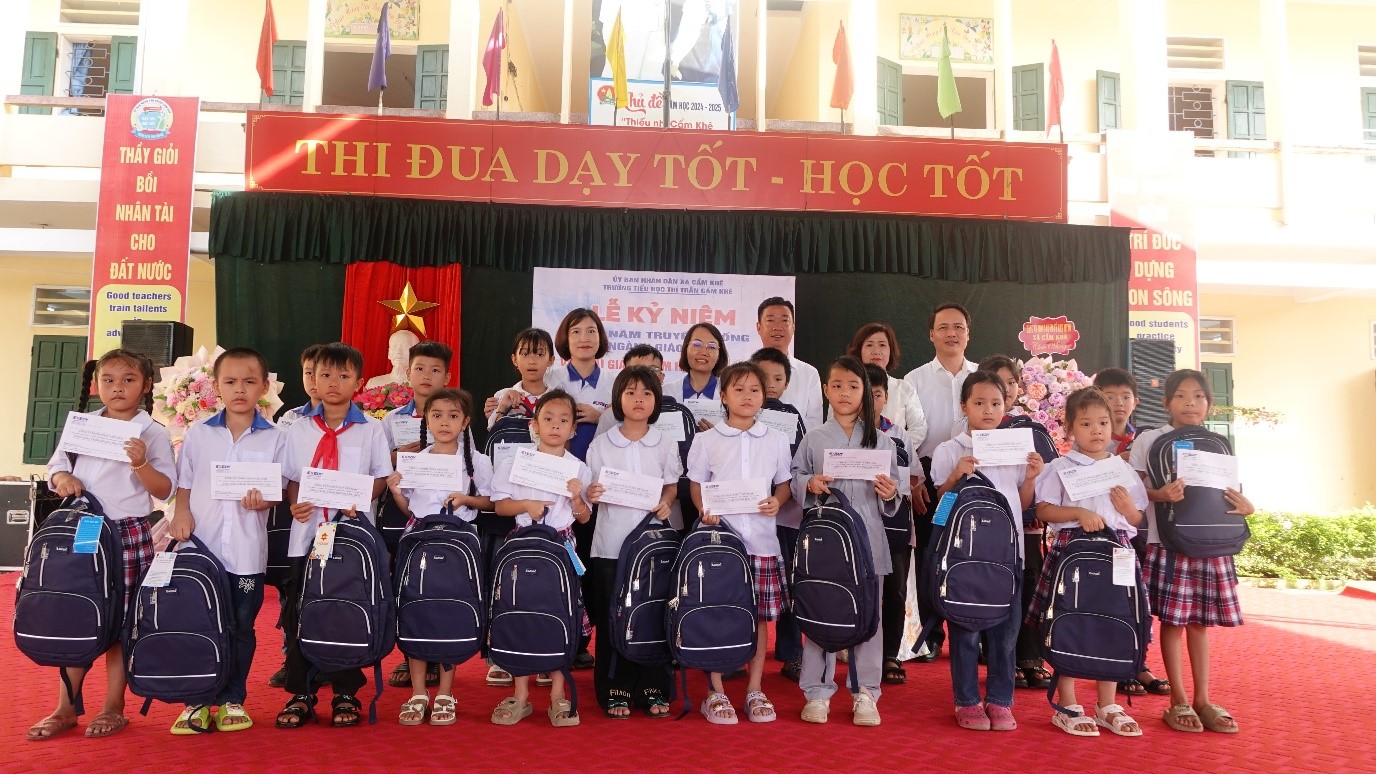 Quỹ Bảo trợ trẻ em phối hợp công ty TNHH Exedy Việt Nam trao học bổng và đồ dùng học tập cho trẻ em Trường tiểu...
