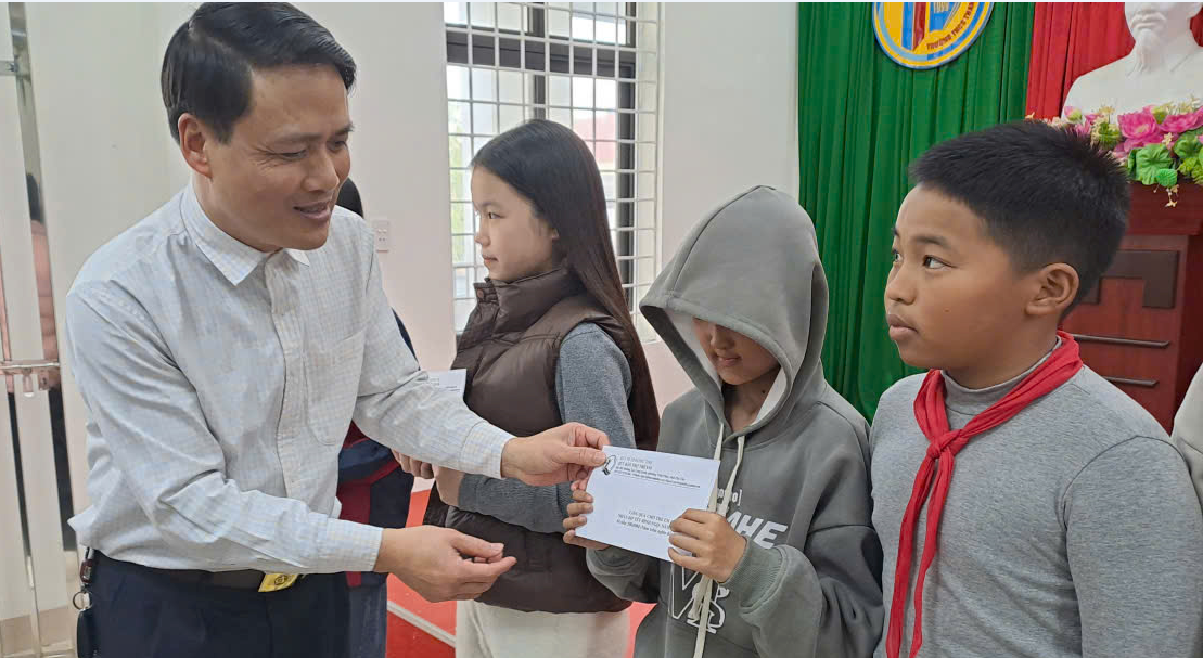 TRAO QUÀ TẾT NGUYÊN ĐÁN BÍNH NGỌ NĂM 2026 CHO 10 TRẺ EM CÓ HOÀN CẢNH KHÓ KHĂN TẠI TRƯỜNG TRUNG HỌC CƠ SỞ THANH TRÙ