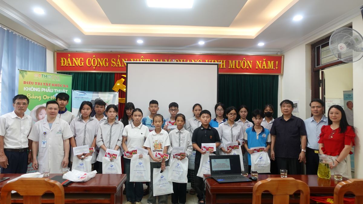 Quỹ Bảo trợ trẻ em tỉnh Vĩnh Phúc trao học bổng thường niên năm 2025 và phối hợp tặng quà, khám mắt miễn phí cho trẻ...