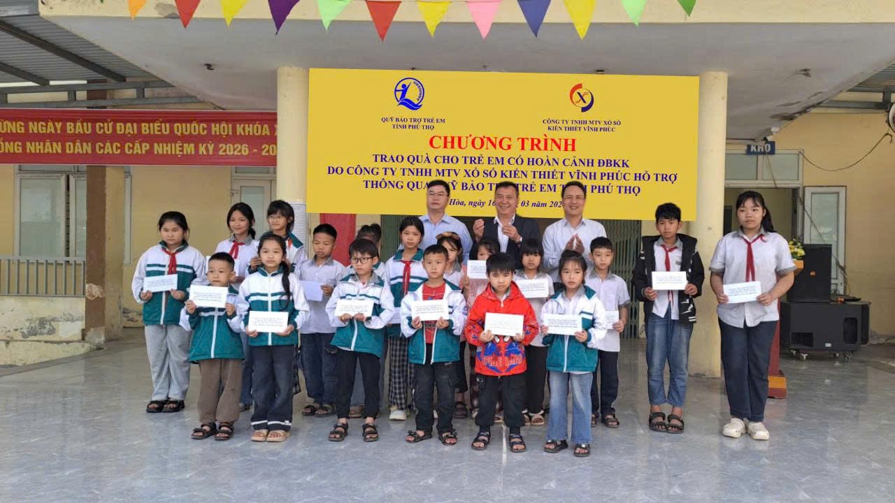 Trao quà cho học sinh có hoàn cảnh khó khăn tại Trường Tiểu học Ngọc Thanh B