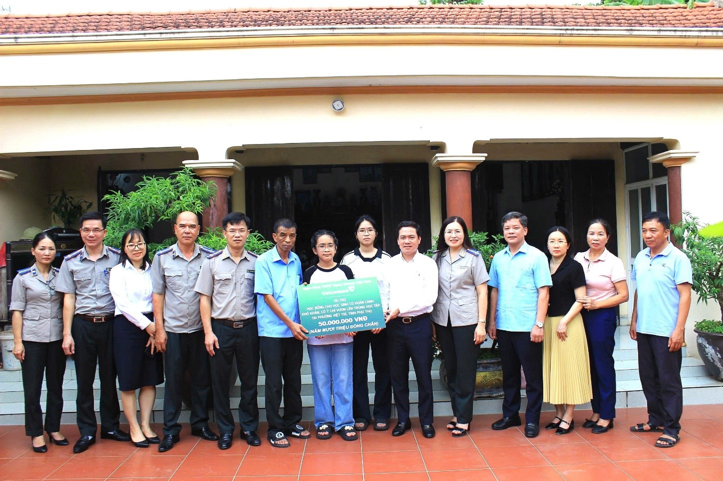 Vietcombank Vĩnh Phúc đồng hành cùng Quỹ Bảo trợ trẻ em tỉnh Phú Thọ trao học bổng 50 triệu đồng cho hai chị em có hoàn...