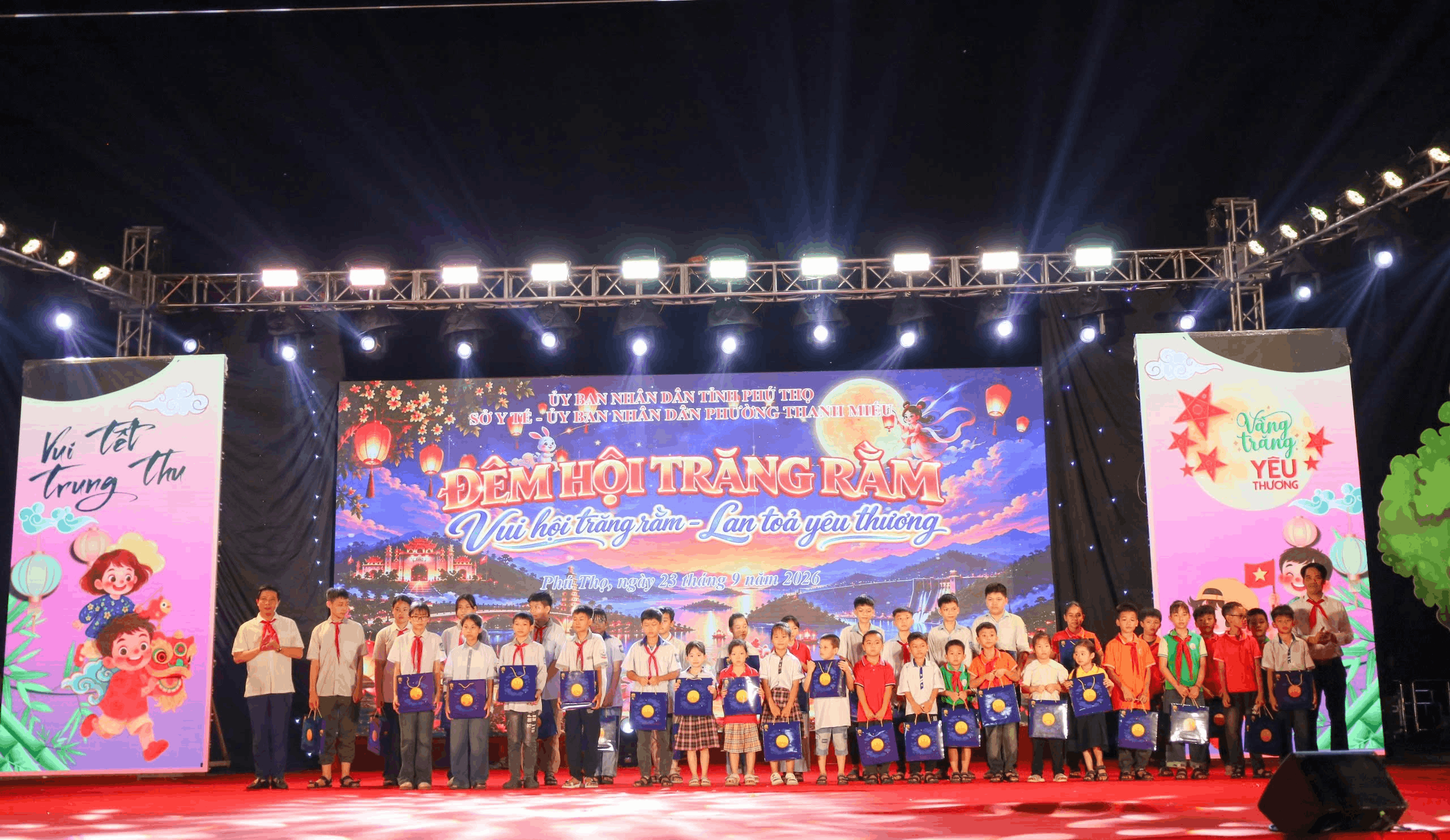 Quỹ Bảo trợ trẻ em tỉnh Phú Thọ trao tặng 70 suất quà cho trẻ em có hoàn cảnh khó khăn tại Đêm hội trăng rằm...