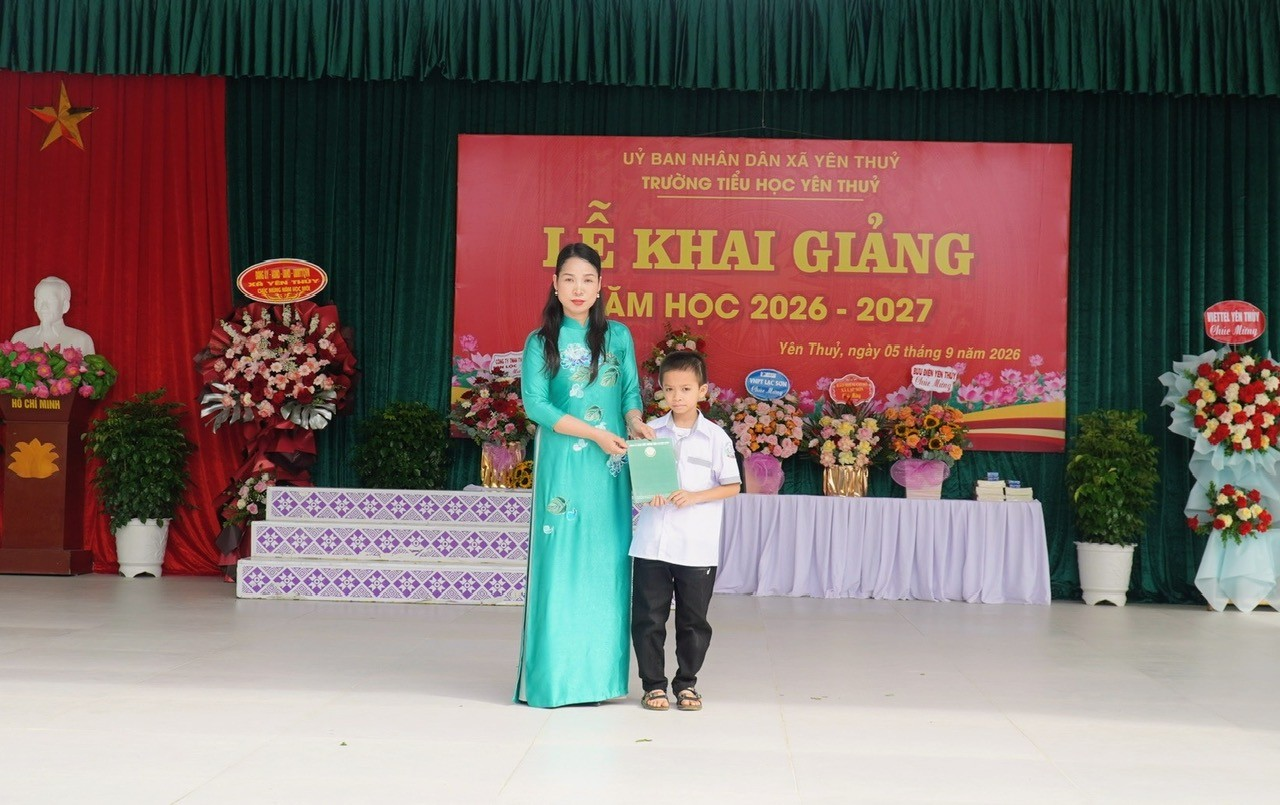 Tiếp sức đến trường “Trao học bổng đỡ đầu cho học sinh mồ côi, mắc bệnh hiểm nghèo tại Phú Thọ”