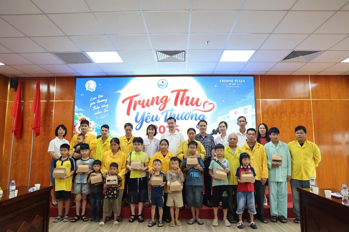 Chương trình “Trung thu yêu thương” do Khách sạn Crowne Plaza Vĩnh Yên City centre tài trợ