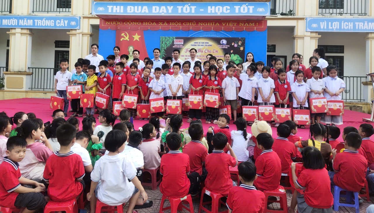  Công ty TNHH Công nghệ Cosmos đồng hành cùng Quỹ Bảo trợ trẻ em trao 100 suất quà Trung thu năm 2025. 