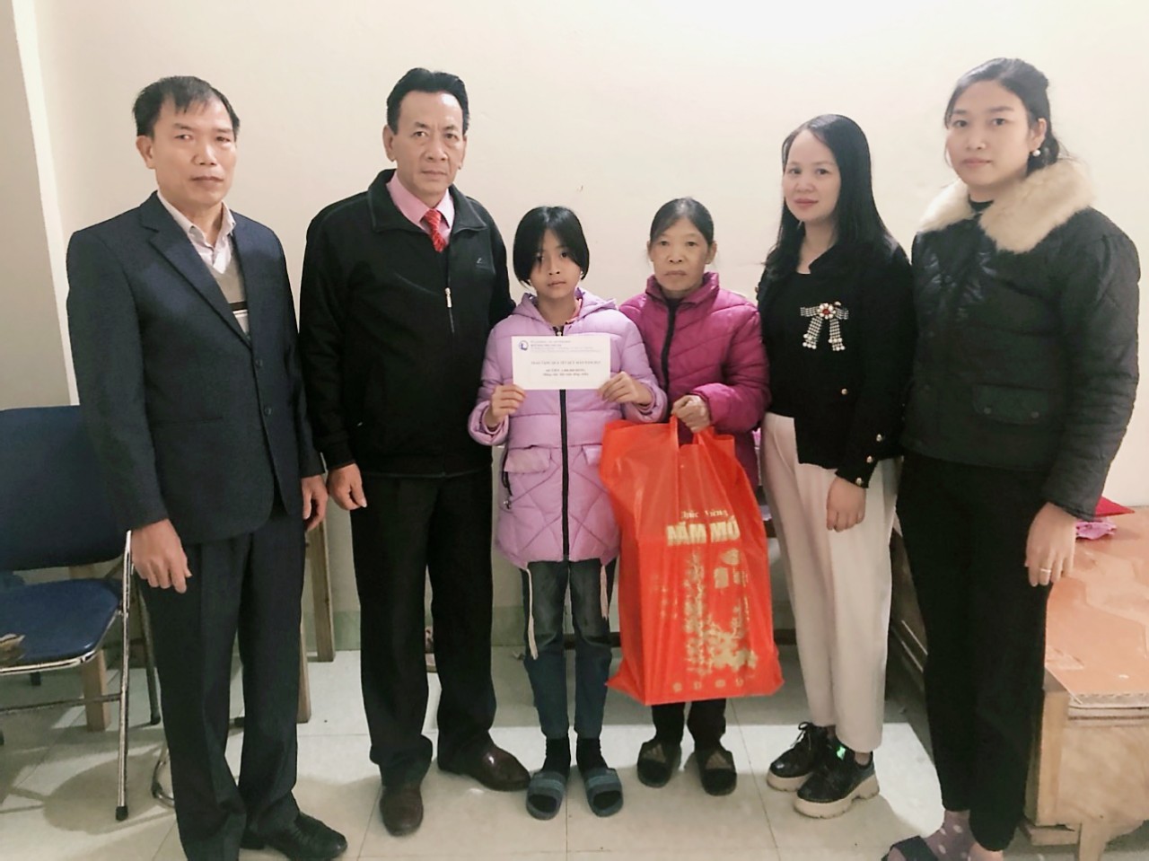 Quỹ Bảo trợ trẻ em Vĩnh Phúc thăm, tặng quà tết cho 2 trẻ em có hoàn cảnh đặc biệt khó khăn thuộc huyện Bình Xuyên,...