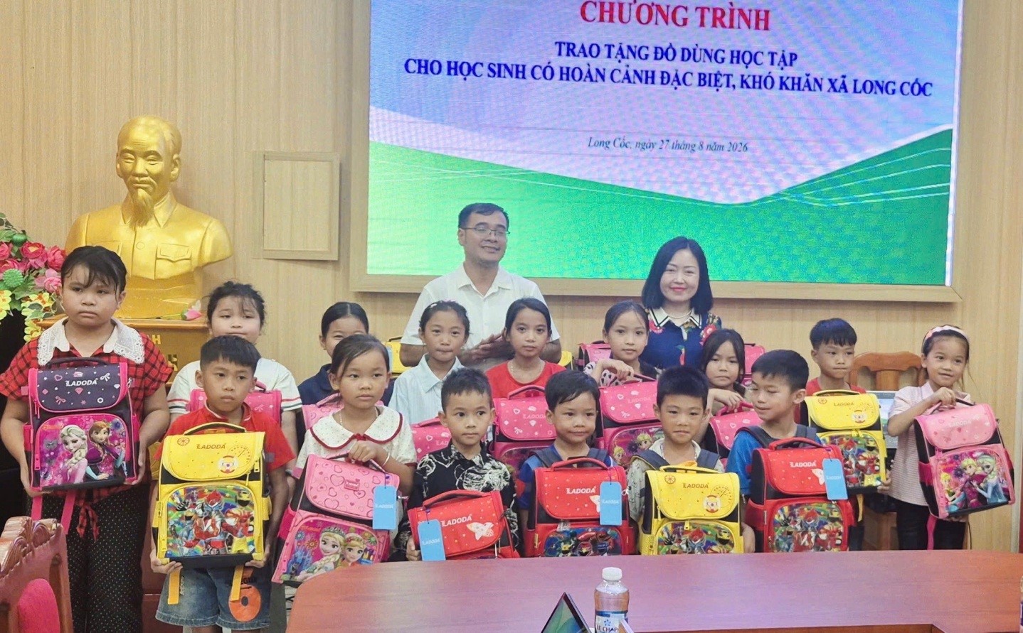 Quỹ Bảo trợ trẻ em tỉnh Phú Thọ trao 50 suất đồ dùng học tập 
cho trẻ em khó khăn xã Long Cốc, tỉnh Phú Thọ