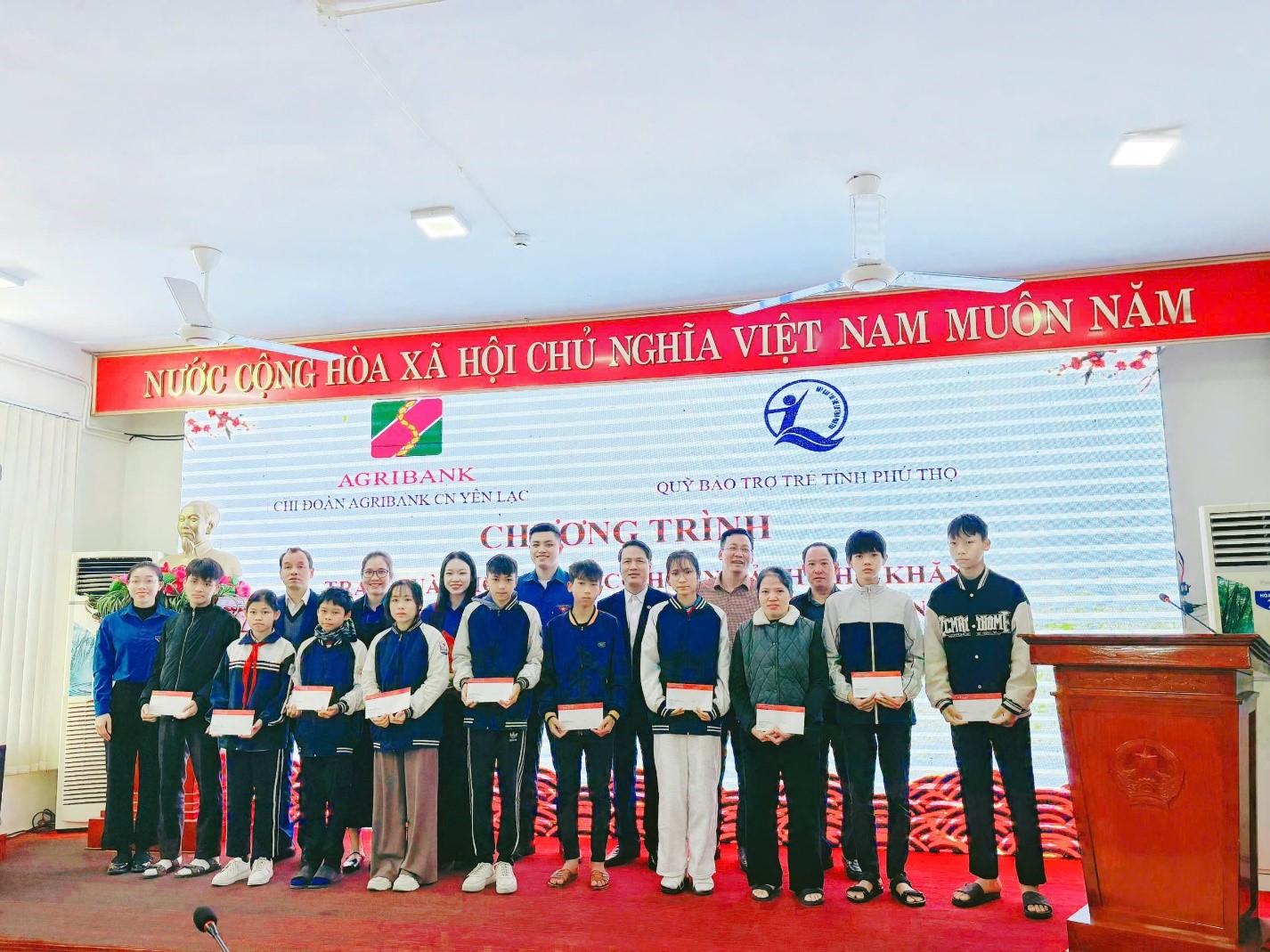 GÓI TRỌN YÊU THƯƠNG VÀO NHỮNG MÓN QUÀ TẾT DÀNH CHO TRẺ EM CÓ HOÀN CẢNH KHÓ KHĂN XÃ YÊN LẠC