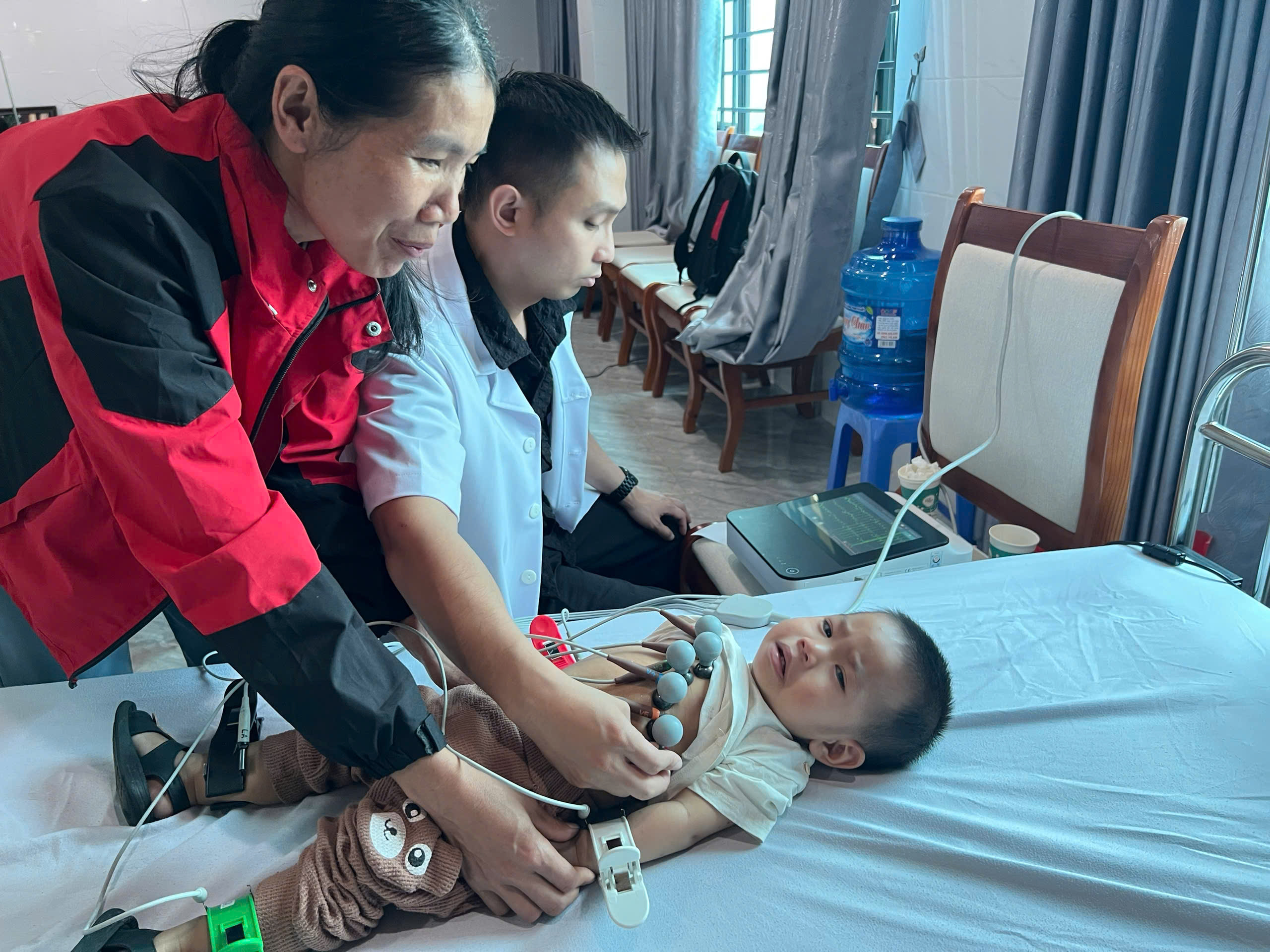 Khám sàng lọc miễn phí bệnh tim bẩm sinh cho trẻ em tỉnh Phú Thọ