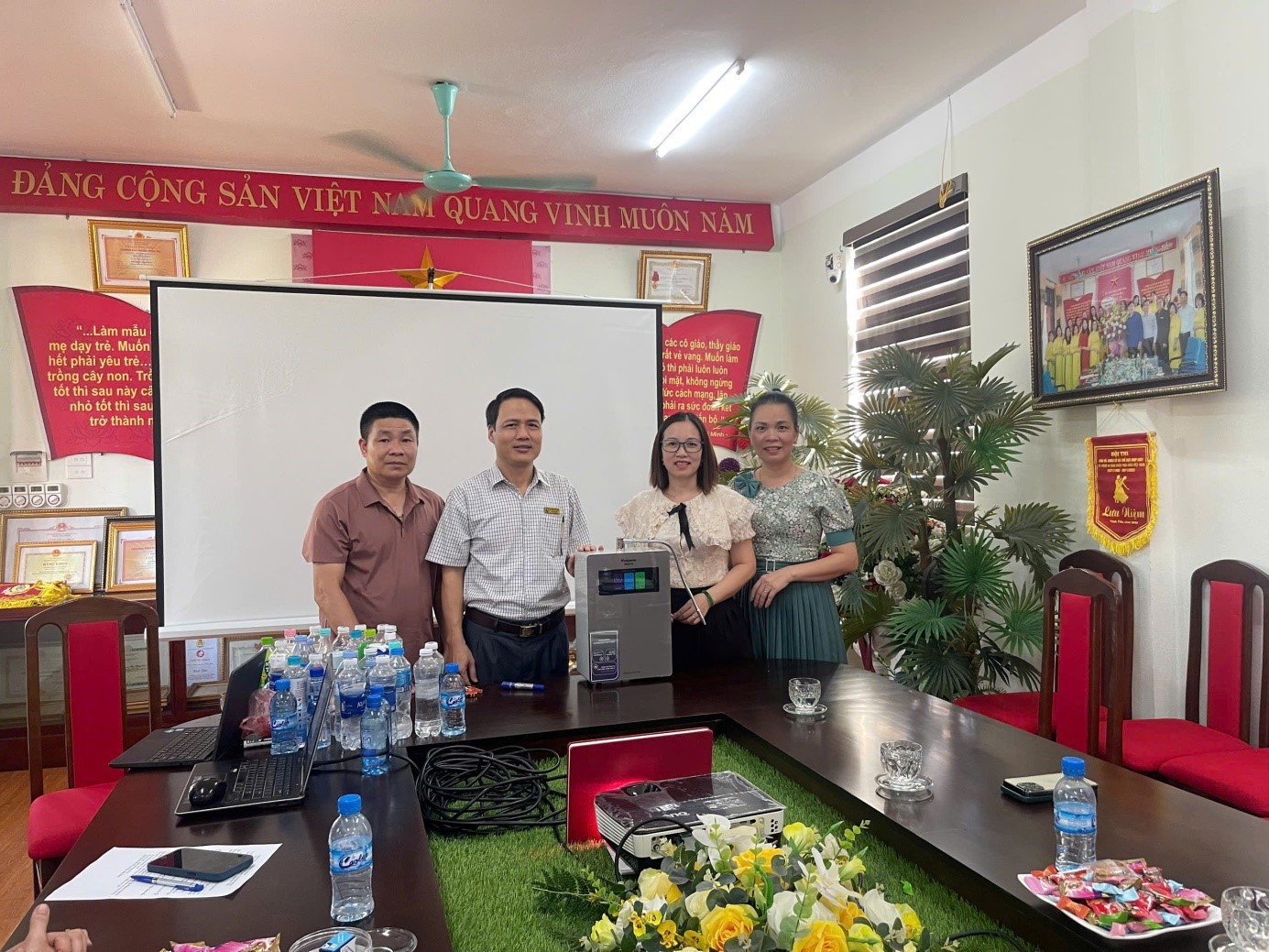 Trao tặng máy lọc nước ion kiềm cho Trường Mầm non Hoa Hồng