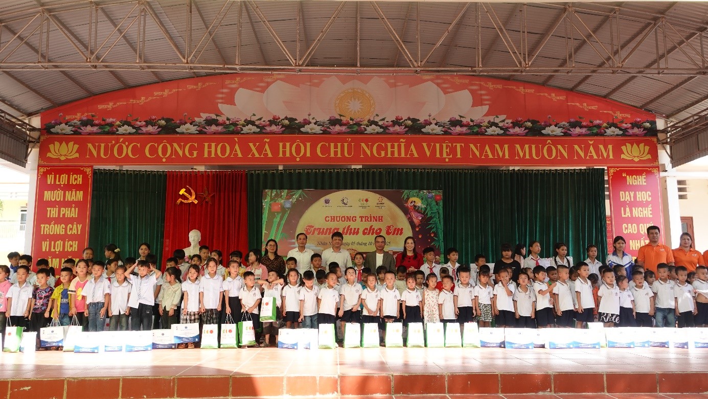 100 suất học bổng và 350 suất quà trao tặng cho trẻ em có hoàn cảnh khó khăn xã Nhân Nghĩa nhân dịp Tết Trung thu...