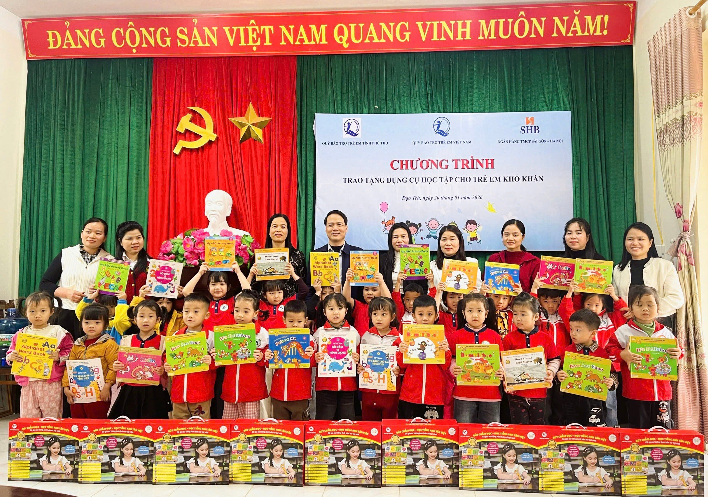 Trao tặng dụng cụ học tập tại trường Mầm non Tân Đồng, xã Đạo Trù