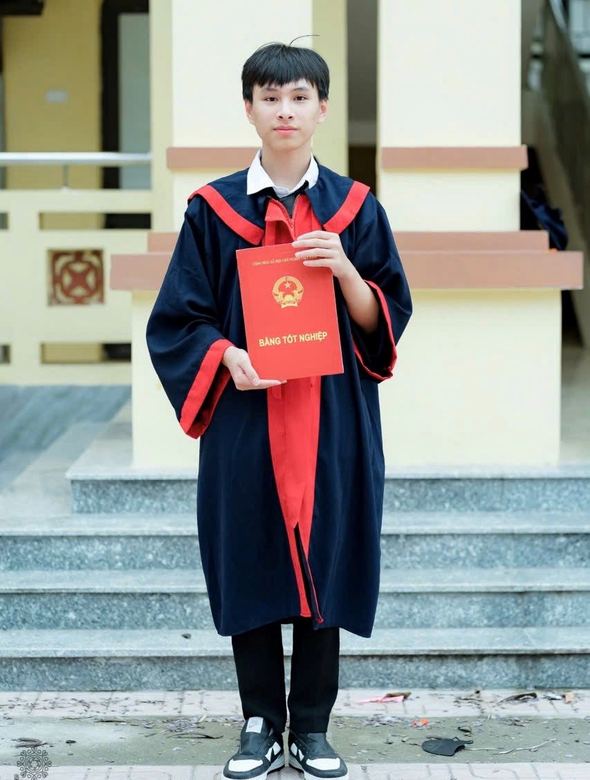  Ngọn lửa nghị lực thắp sáng ước mơ tri thức của em Nguyễn Bảo Long