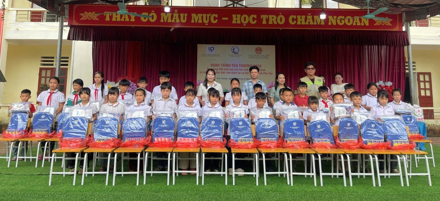 Quỹ Bảo trợ trẻ em tỉnh Phú Thọ trao 296 suất quà tại xã Sơn Lương 