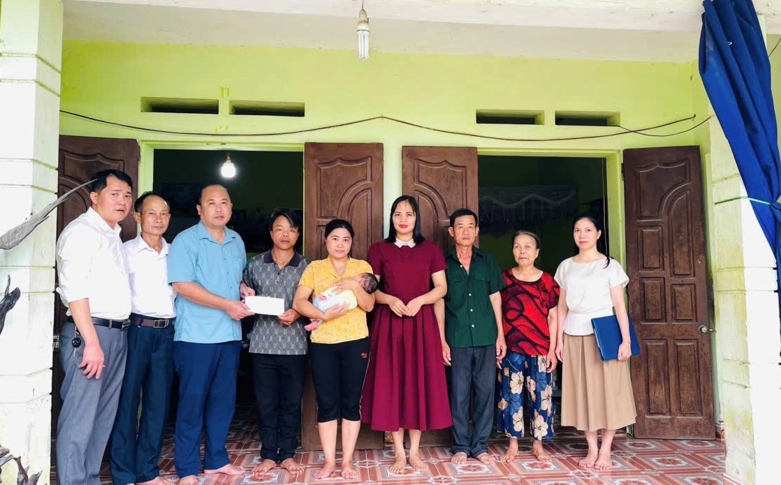 Hỗ trợ đột xuất trẻ em bị bỏ rơi tại xã Lạc Thủy