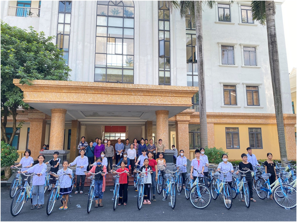 Trao tặng xe đạp đến trường cho trẻ em nghèo, trẻ em có hoàn cảnh đặc biệt khó khăn nhân dịp năm học 2023-2024