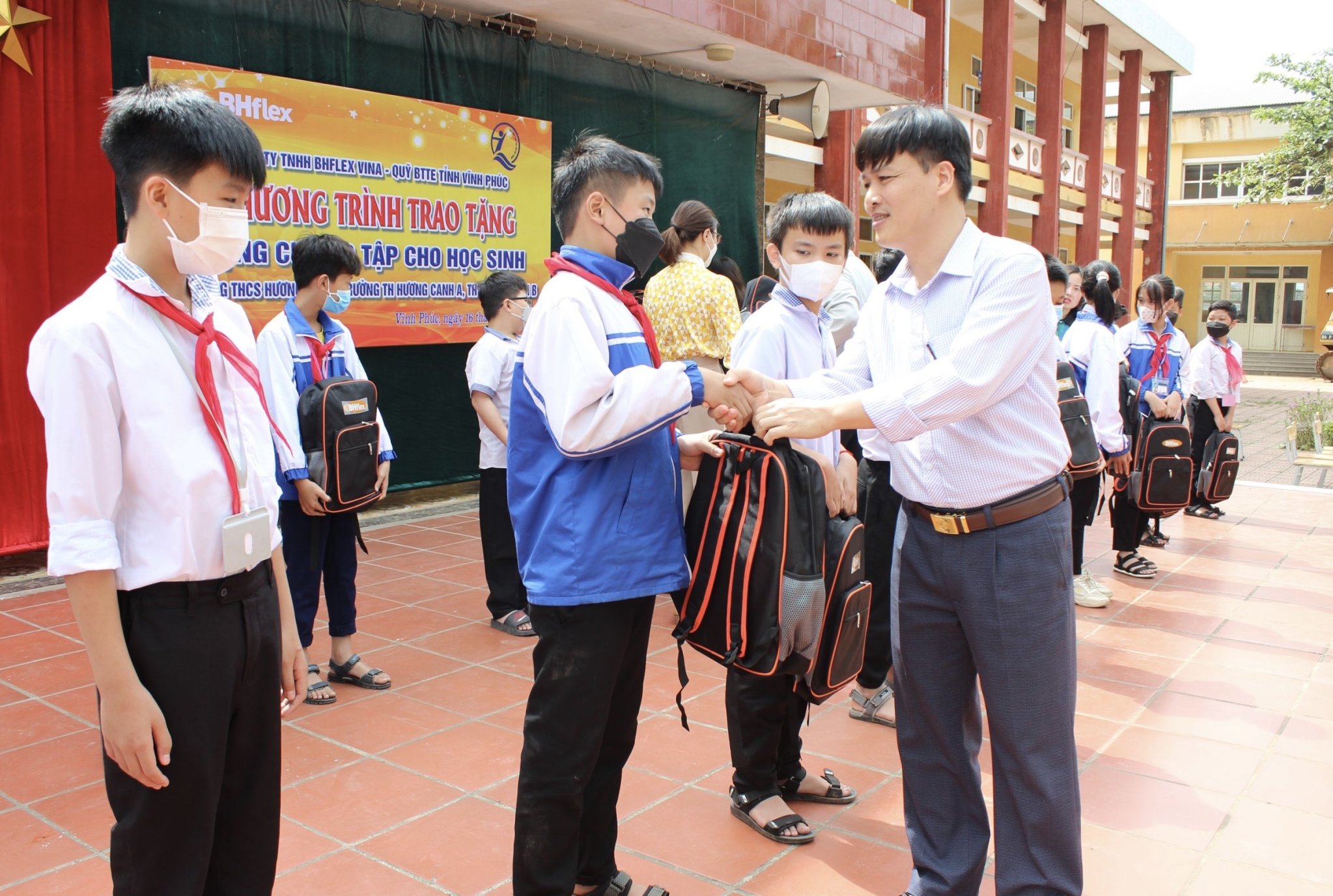 Trao tặng Dụng cụ học tập cho học sinh trên địa bàn thị trấn Hương Canh