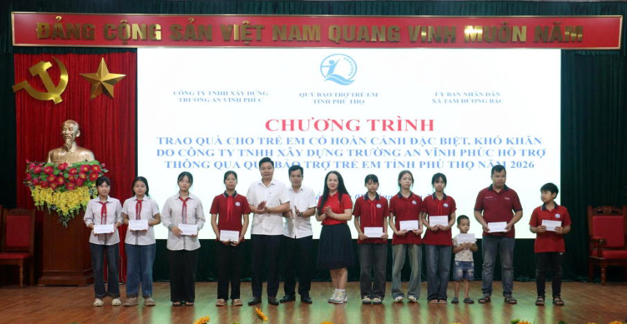 Trao 30 suất quà cho trẻ em có hoàn cảnh đặc biệt, khó khăn 
tại xã Tam Dương Bắc
