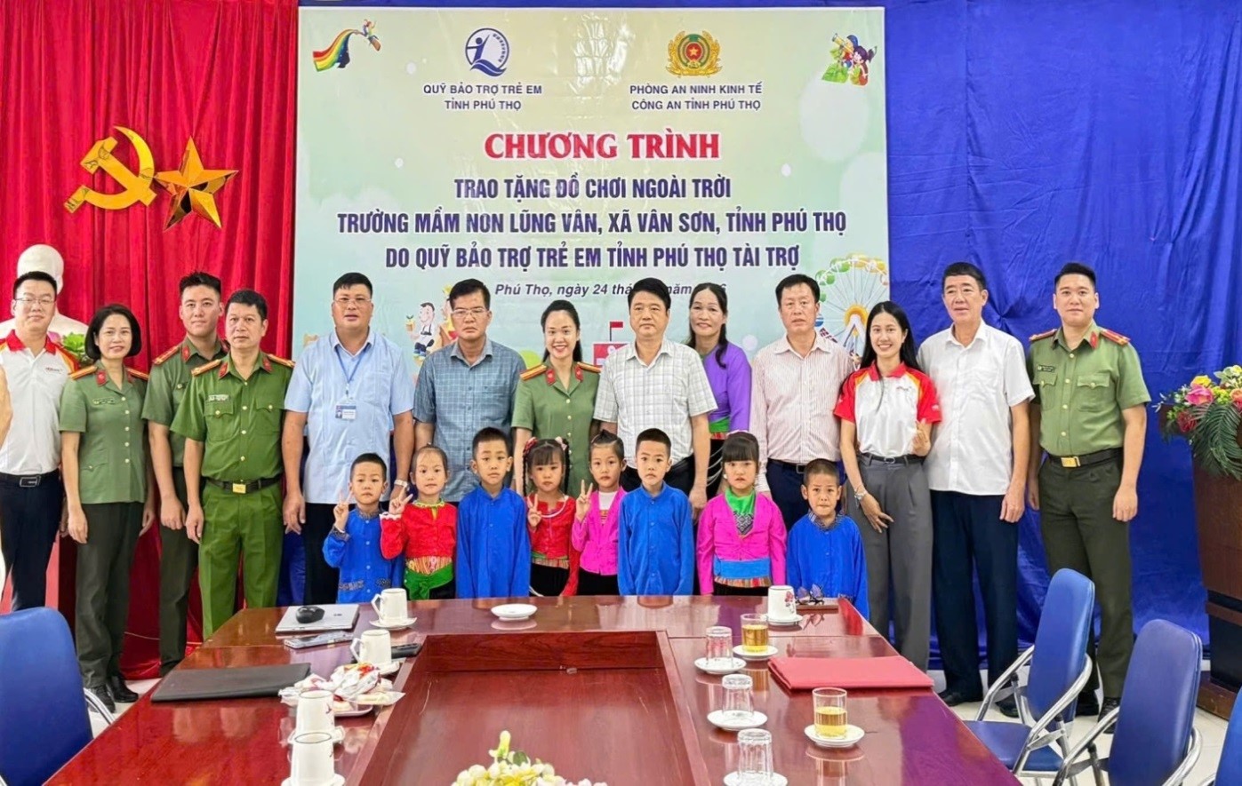 Quỹ Bảo trợ trẻ em tỉnh Phú Thọ trao tặng đồ chơi ngoài trời cho các Trường Mầm non thiếu đồ chơi ngoài trời cho trẻ...