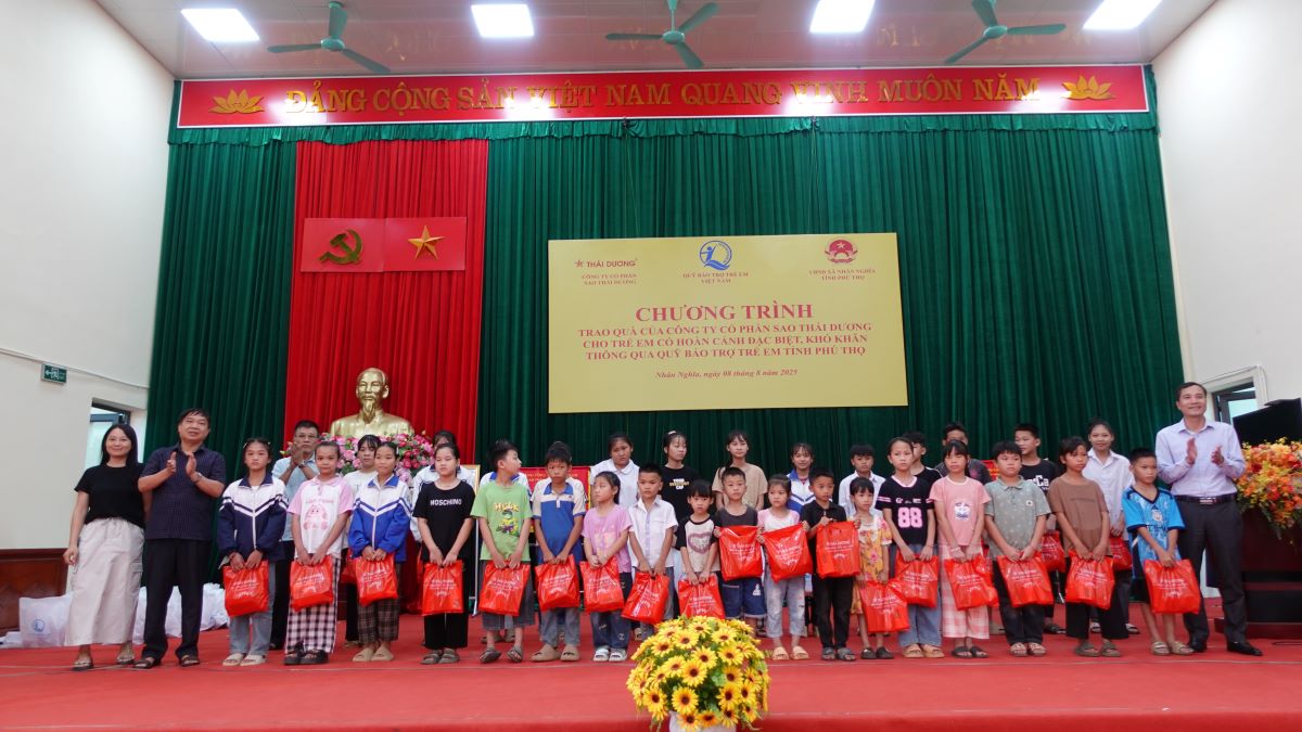 Quỹ Bảo trợ trẻ em tỉnh Phú Thọ trao quà của nhà tài trợ Công ty Cổ phần Sao Thái Dương cho trẻ em có hoàn...