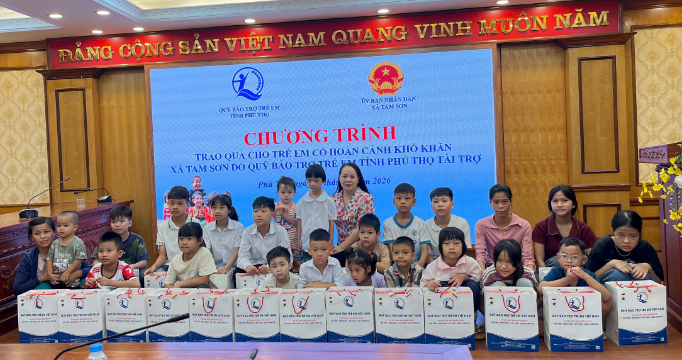  Quỹ Bảo trợ trẻ em trao 108 suất quà cho trẻ em có hoàn cảnh khó khăn tại xã Tam Sơn, tỉnh Phú Thọ