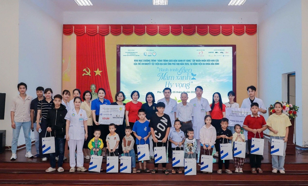 Khám, hội chẩn cho gần 300 trẻ em khuyết tật có hoàn cảnh đặc biệt, khó khăn tại Bệnh viện Đa khoa Hòa Bình, tỉnh Phú...