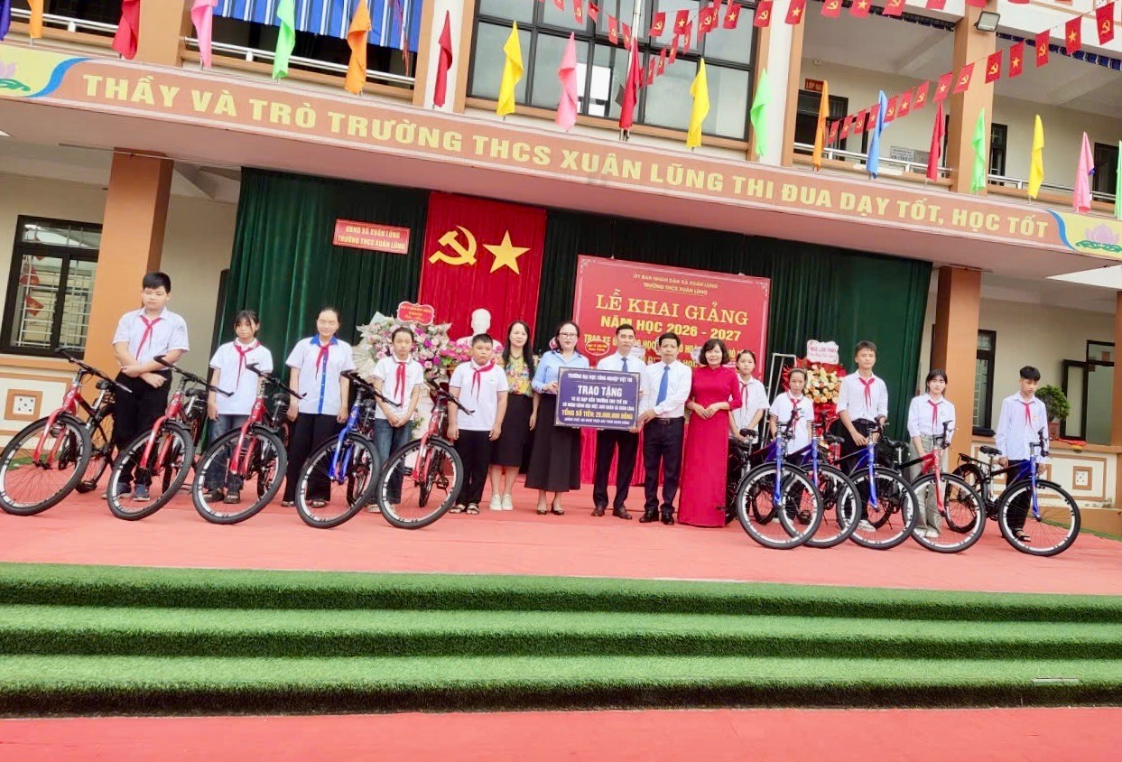 Ấm áp chương trình trao tặng xe đạp cho học sinh nghèo xã Xuân Lũng trong ngày khai giảng năm học mới 2026-2027