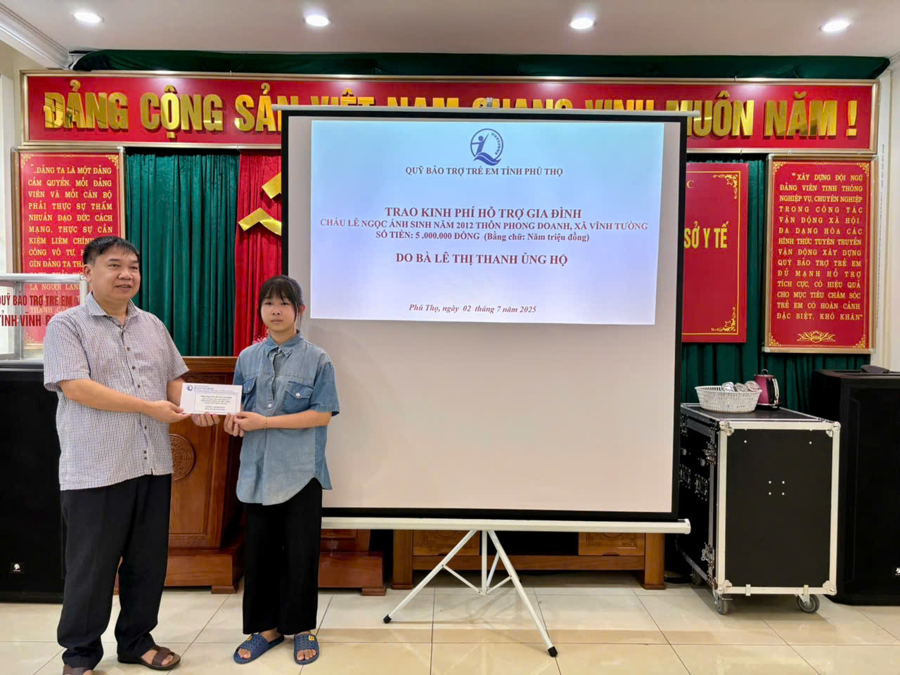 Quỹ Bảo trợ trẻ em tỉnh Phú Thọ trao hỗ trợ cho trẻ em Lê Ngọc Ánh xã Vĩnh Tường