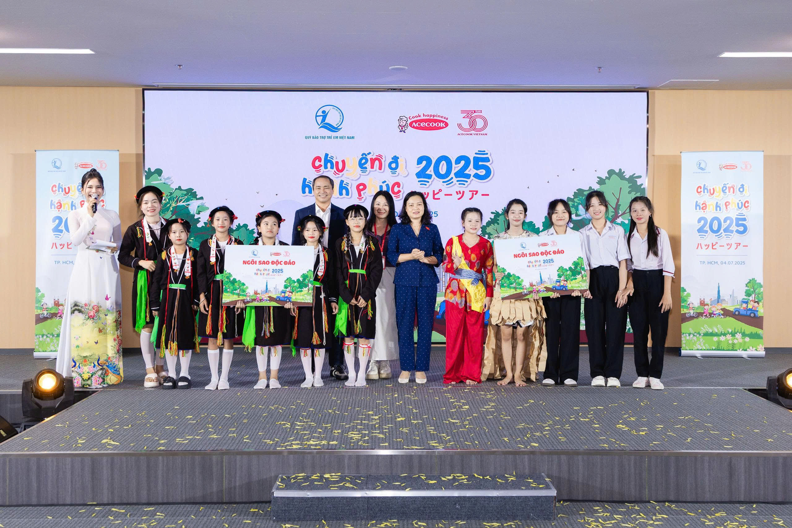 Quỹ Bảo trợ trẻ em tỉnh Phú Thọ đưa đoàn trẻ em có hoàn cảnh khó khăn
đi dự Chương trình “Chuyến đi hạnh phúc” năm 2025
