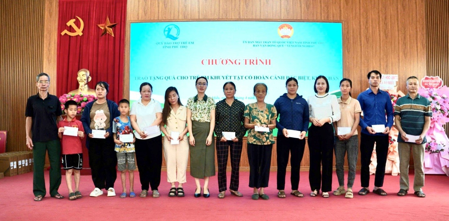 Ấm áp chương trình trao quà nhân ngày Người Khuyết tật Việt Nam