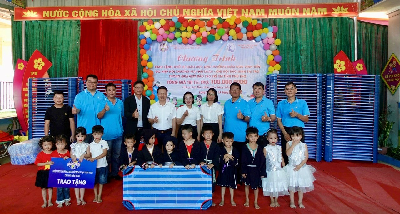 Trao tặng trang thiết bị cho Trường Mầm non Vinh Tiền