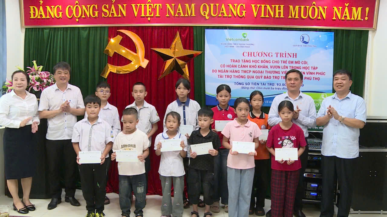 Ngân hàng TMCP Ngoại thương Việt Nam – chi nhánh Vĩnh Phúc trao tặng học bổng cho các trẻ em mồ côi, có hoàn cảnh khó...