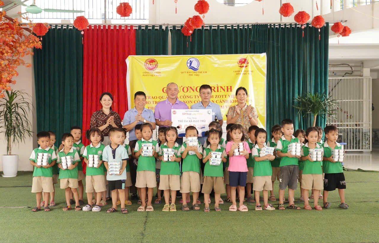 QUỸ BẢO TRỢ TRẺ EM TỈNH PHÚ THỌ TRAO 2.000 VỈ SỮA CHUA ZOTT
CHO TRẺ EM MẦM NON CÓ HOÀN CẢNH KHÓ KHĂN