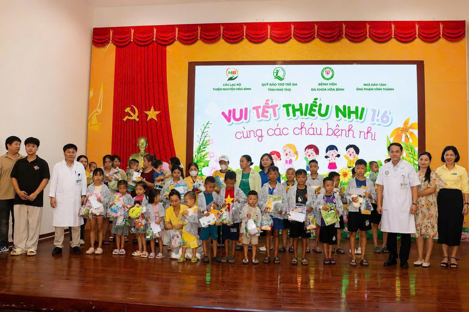 Quỹ Bảo trợ trẻ em tỉnh Phú Thọ trao 40 suất quà cho bệnh nhi có hoàn cảnh đặc biệt, khó khăn, đang điều trị tại...