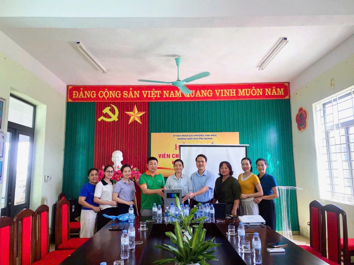 Trao tặng máy tạo nước điện giải ion kiềm cho Trường Mầm non Phú Quang, phường Vĩnh Phúc, tỉnh Phú Thọ do Công ty CP Tập...