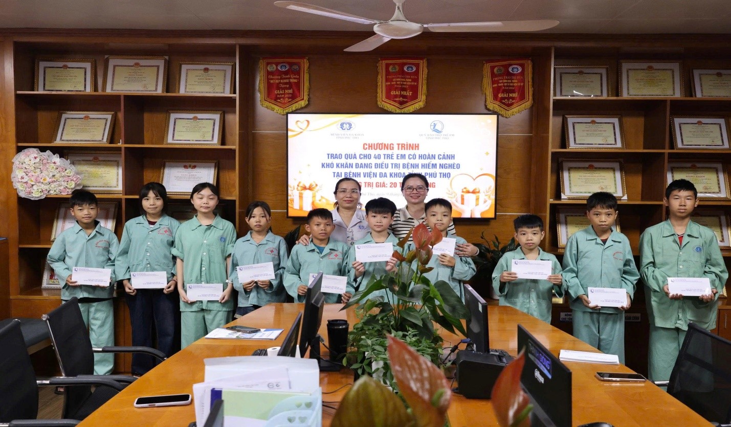 Quỹ Bảo trợ trẻ em tỉnh Phú Thọ trao 100 suất quà cho trẻ em có hoàn cảnh khó khăn đang điều trị bệnh hiểm nghèo...
