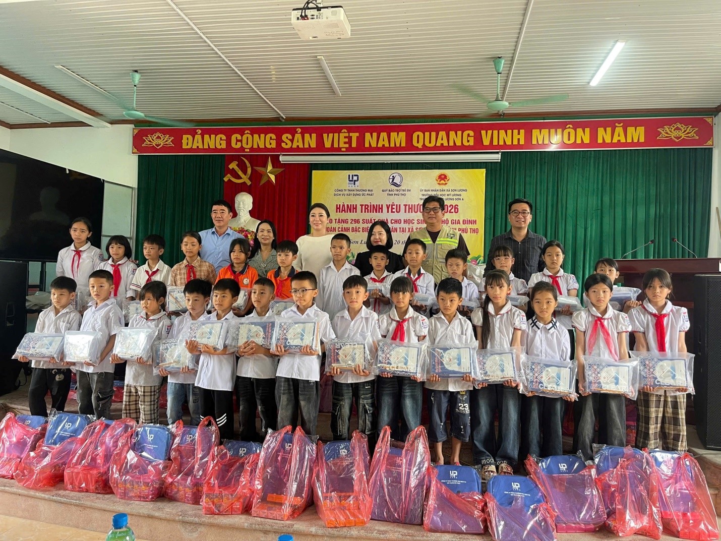 Trao tặng 109 suất đồ dùng học tập cho trẻ em có hoàn cảnh đặc biệt, khó khăn tại xã Sơn Lương